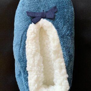 NWT FUZZY BABBA Slipper Socks Ladies Size 7-9.5 Blue, Fleece Lining, Non-Skid